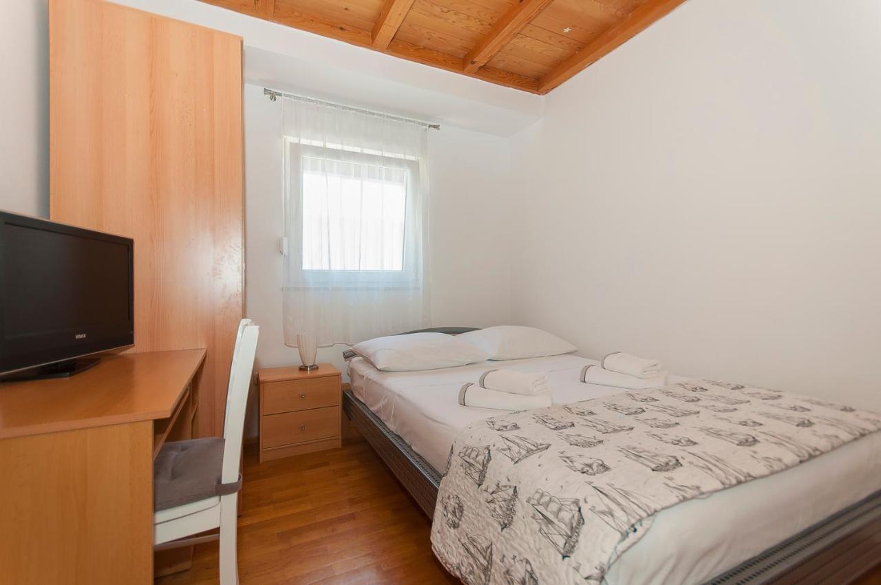 Apartment Luna โอมิช ภายนอก รูปภาพ